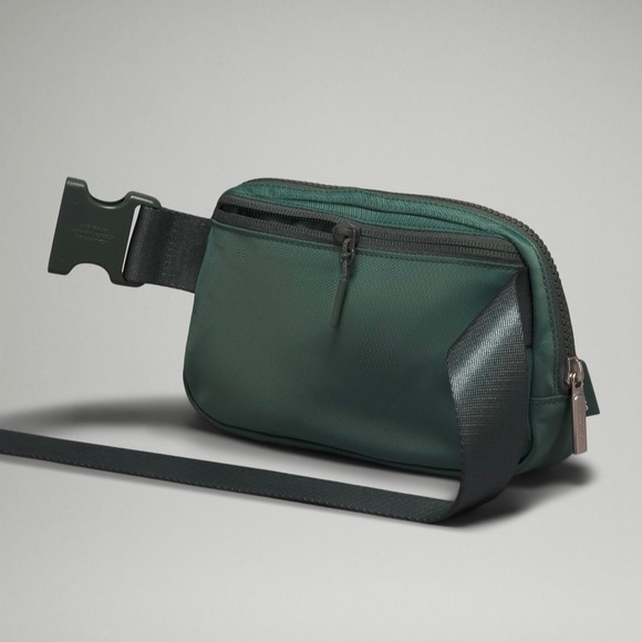 LULULEMON 1LBELT BAG IN MEDIUM FOREST/DARK FOREST - Picture 4 of 9